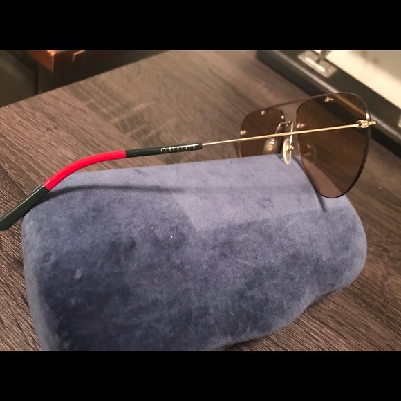 AUTHENTIC GUCCI SHADES WITH CASE - Picture 4 of 4